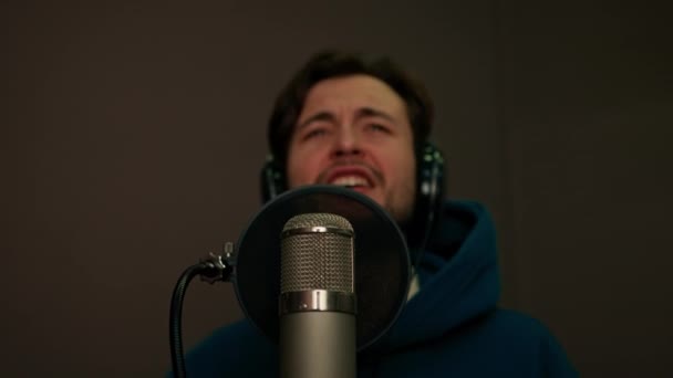Chanteur Avec Écouteurs Microphone Enregistrement Émotionnel Une Nouvelle Chanson Studio — Video