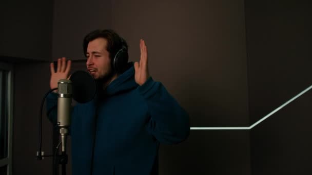 Cantor Com Fones Ouvido Microfone Gravando Emocionalmente Uma Nova Música — Vídeo de Stock