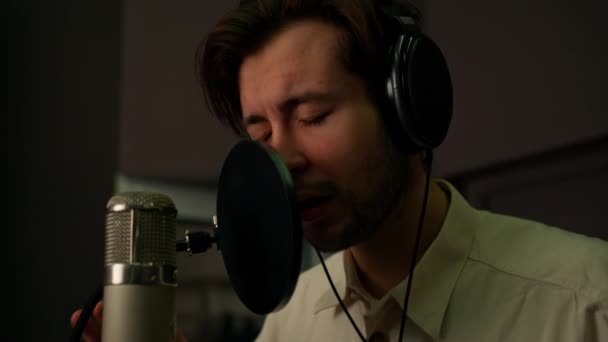 Chanteur Avec Écouteurs Microphone Enregistrement Émotionnel Une Nouvelle Chanson Studio — Video