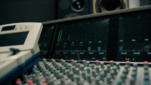 イコライザーマルチチャンネルサウンドレコーディングのレコーディングスタジオのクローズアップの大きなミキシングコンソール — ストック動画