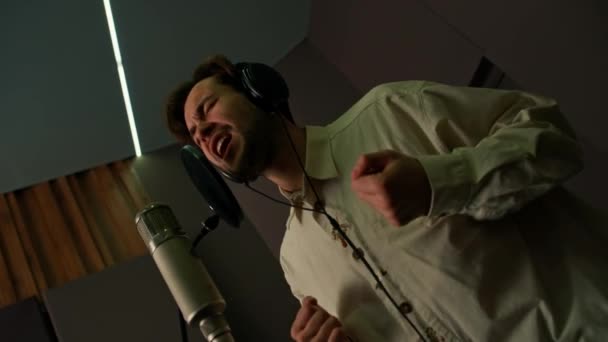 Sänger Mit Kopfhörer Und Mikrofon Bei Der Emotionalen Aufnahme Eines — Stockvideo