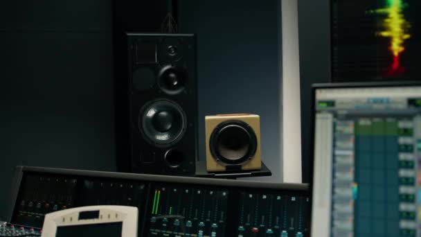 Müzisyen Sound Kayıt Stüdyosu Ekipmanları Için Profesyonel Ses Sözcüsü Sentezleyiciler — Stok video