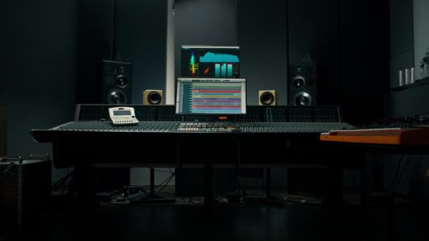 Στούντιο Ηχογράφησης Οθόνη Ρύθμιση Ήχου Και Έντασης Δύο Subwoofers Και — Αρχείο Βίντεο