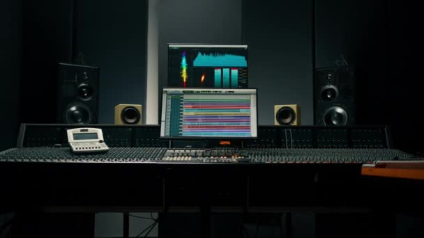 带声波和音量设置的屏幕的录音室 两台子音箱和混合控制台 — 图库视频影像