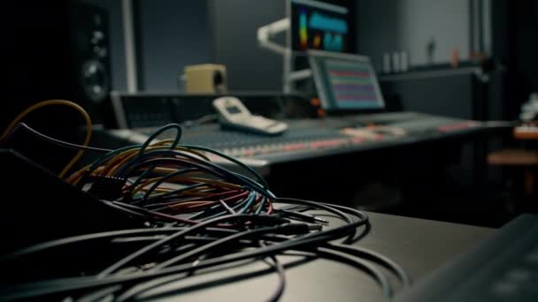 Επαγγελματικό Στούντιο Ηχογράφησης Πολύχρωμα Καλώδια Συνδεδεμένα Κοντινό Πλάνο Κονσόλας — Αρχείο Βίντεο