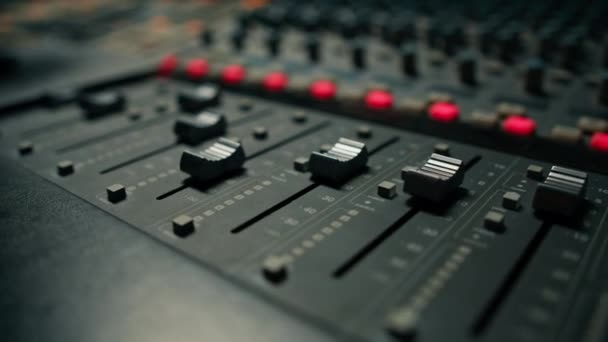 ミキサーコンソールハンド調整フェーダーのクローズアップスタジオでサウンドエンジニアが動作しますプロのレコーディングスタジオ — ストック動画