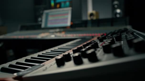 Ses Dalgası Ses Ayarları Olan Bir Ekran Ile Kayıt Stüdyosu — Stok video