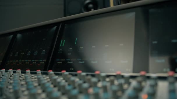 Stor Mixerkonsol Inspelningsstudio Närbild Equalizer Flerkanals Ljudinspelning — Stockvideo