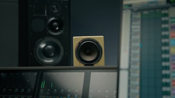 音乐作曲家音乐录音室设备的专业扬声器合成器Midi控制器 — 图库视频影像