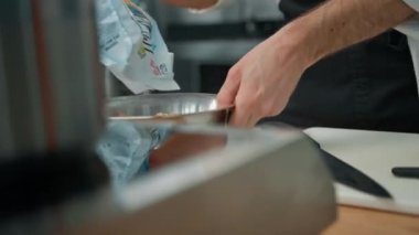 Profesyonel mutfak şefi kahvaltıda yulaf ezmesi koyar. Sağlıklı beslenme konsepti.