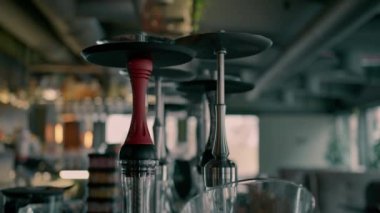 Raflarda sigara ekipmanları olan çeşitli holiganlar bar mataraları kaseler eğlence konsepti.