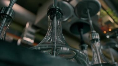 Raflarda sigara ekipmanları olan çeşitli holiganlar bar mataraları kaseler eğlence konsepti.