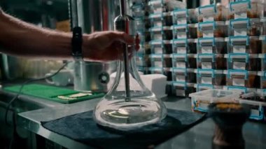 Nargileci nargile tüttürmek ve iyi vakit geçirmek için nargile yapıyor.