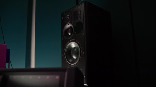 Müzisyen Sound Kayıt Stüdyosu Ekipmanları Için Profesyonel Ses Sözcüsü Sentezleyiciler — Stok video