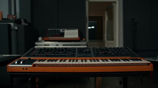Ηλεκτρονική Πιάνο Πληκτρολόγιο Έννοια Της Ηχογράφησης Στούντιο Παραγωγής Ενός Τραγουδιού — Αρχείο Βίντεο