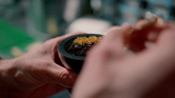 Flacher Tabak Mit Den Fingern Hand Legt Aromatischen Saftigen Gelben — Stockvideo
