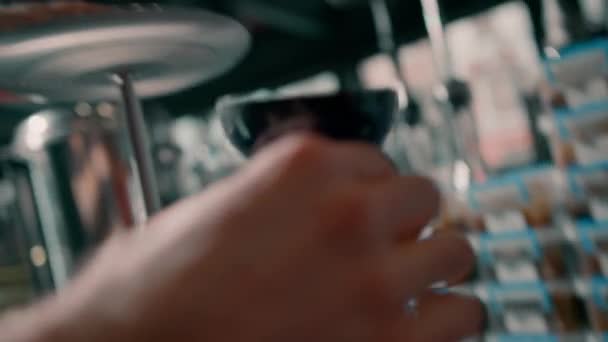 Hookah Bar Homem Faz Processo Narguilé Fazer Narguilé Para Fumar — Vídeo de Stock