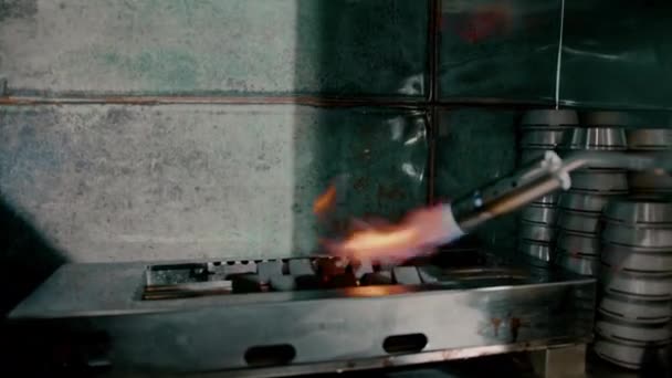 烟熏炉烤炉用煤与燃烧器概念的再利用工艺制造烟熏炉 — 图库视频影像