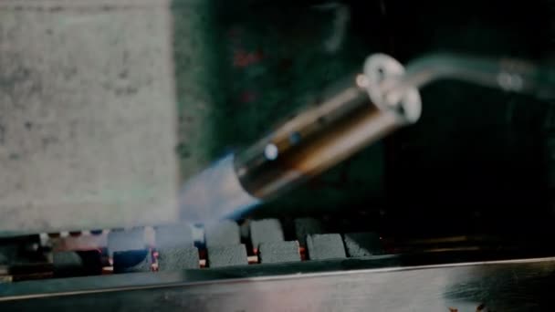 烟熏炉烤炉用煤与燃烧器概念的再利用工艺制造烟熏炉 — 图库视频影像