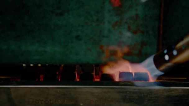 フカフカのための石炭フカフカ喫煙者のローストレクリエーションのバーナーの概念フカフカを作るプロセス — ストック動画