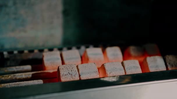 火锅里的煤是用火锅烤的 是工作和休闲的概念 — 图库视频影像