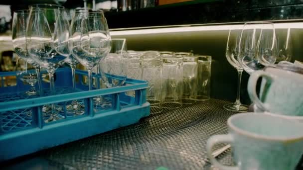Wiele Szklanek Stoi Barze Puste Szkło Restauracji Lub Kawiarni Napoje — Wideo stockowe