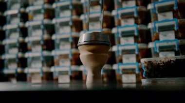 Nargileci nargile tüttürmek ve iyi vakit geçirmek için nargile yapıyor.