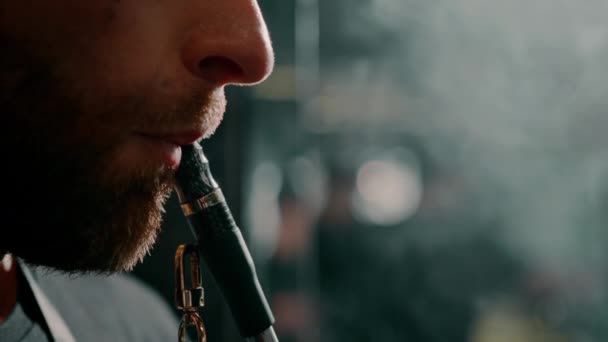Közeli Fiatal Szakáll Jóképű Férfi Dohányzás Vízipipa Vastag Füst Lounge — Stock videók