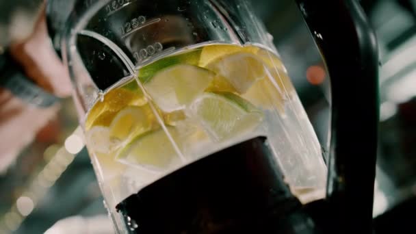 特写镜头搅拌器磨碎水果为Hookah休闲酒吧的概念休息和酒吧 — 图库视频影像