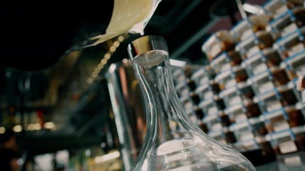 Nahaufnahme Des Gießens Gemahlener Fruchtmischung Wasserpfeifenkolben Fruchtsaftkolben Raucherkonzept — Stockvideo