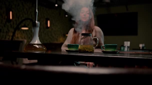 Schöne Junge Frau Inhaliert Wasserpfeife Rauchende Mädchen Sitzt Lounge Bar — Stockvideo