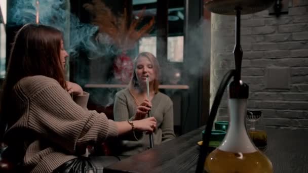 Dvě Mladé Přítelkyně Sedí Uvolněně Hookah Baru Kouření Hookah Baví — Stock video