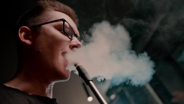 Hombre Narguile Con Gafas Fuma Una Pipa Narguile Tradicional Hombre — Vídeos de Stock