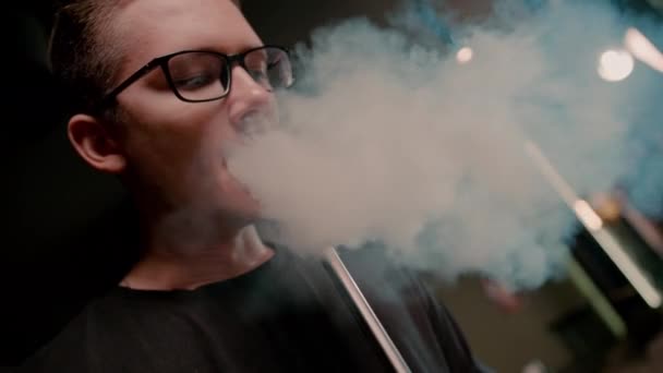 Hookah Muž Brýlích Kouří Tradiční Dýmku Hookah Muž Vydechuje Kouř — Stock video