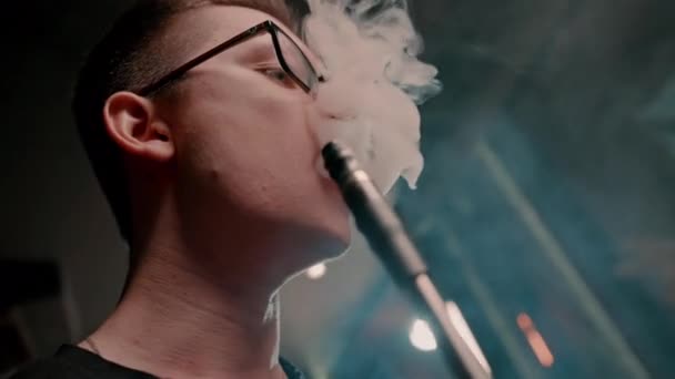 Narghilea Ochelari Fumează Țeavă Tradițională Narghilea Bărbat Expiră Fum Cafeneaua — Videoclip de stoc