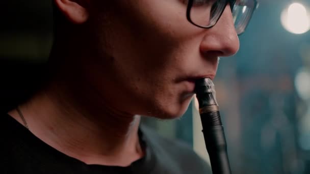 Egy Szemüveges Vízipipás Férfi Szívja Hagyományos Vízipipipát Egy Férfi Füstöt — Stock videók