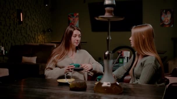 Dvě Mladé Přítelkyně Sedí Uvolněně Hookah Baru Kouření Hookah Baví — Stock video