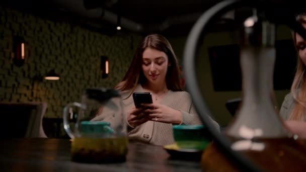 Chica Joven Sentado Relajado Hookah Bar Con Teléfono Manos Concepto — Vídeo de stock