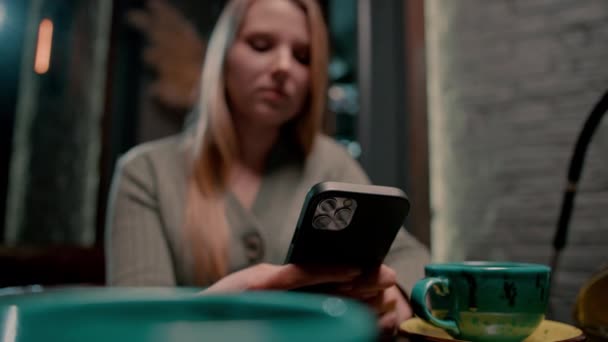 Mladá Dívka Sedí Uvolněně Hookah Baru Čajem Telefon Ruce Rekreační — Stock video