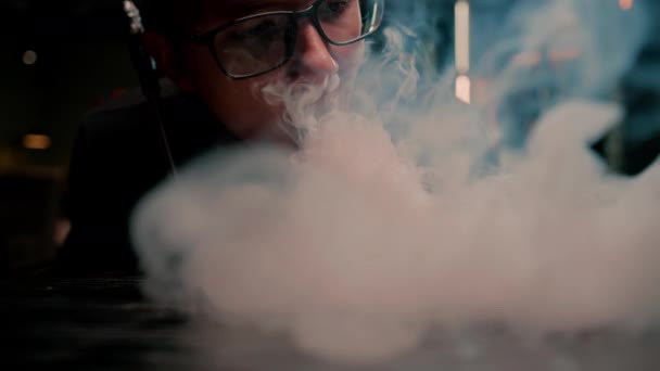 Mladý Chlap Kouří Hookah Hookah Muž Vydechuje Hustý Bílý Kouř — Stock video