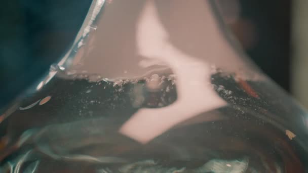 特写镜头下 站在桌子上的一只钩子里 冒着气泡穿过水面的烟雾 — 图库视频影像