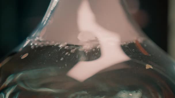 煙泡が水の中を通ってフックのフラスコに立っているテーブルの上にラウンジのクローズアップ — ストック動画