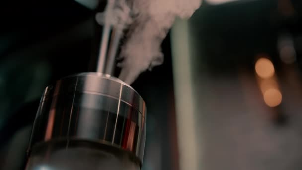 Rauch Mit Blasen Die Einer Wasserpfeife Durch Das Wasser Ziehen — Stockvideo