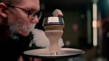 Nargile kasesini kapatın. Arka planda yanan kömürler var. Dinlenme odası nargile sigara içme konseptinde.