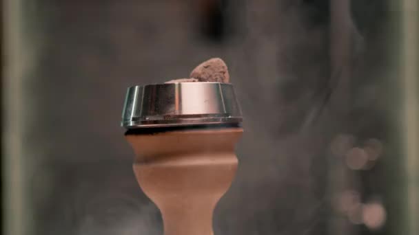Nahaufnahme Einer Shisha Schüssel Mit Brennenden Kohlen Rauchhintergrund Einer Lounge — Stockvideo