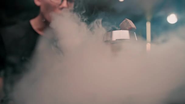 Gros Plan Bol Narguilé Avec Des Charbons Brûlants Fond Fumée — Video