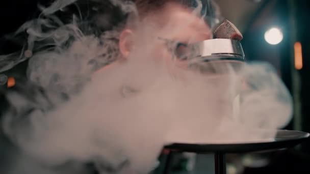 Nahaufnahme Einer Shisha Schüssel Mit Brennenden Kohlen Rauchhintergrund Einer Lounge — Stockvideo