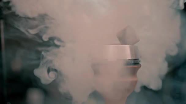 Gros Plan Bol Narguilé Avec Des Charbons Brûlants Fond Fumée — Video