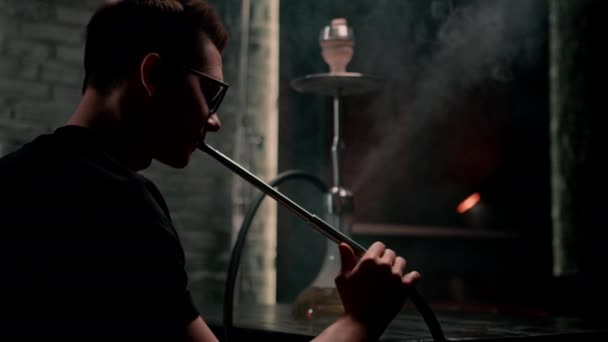 Narguilé Homme Lunettes Fumant Une Pipe Traditionnelle Narguilé Homme Expirant — Video