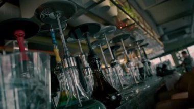 Raflarda sigara ekipmanları olan çeşitli holiganlar bar mataraları kaseler eğlence konsepti.